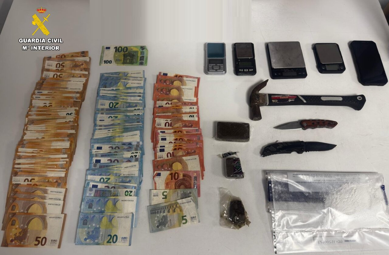 Objetos confiscados en un operativo de tráfico de drogas en Cervera de Pisuerga