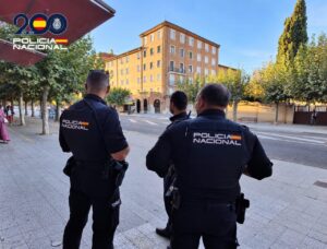 Agentes de la Policía Nacional en la calle observando un entorno urbano