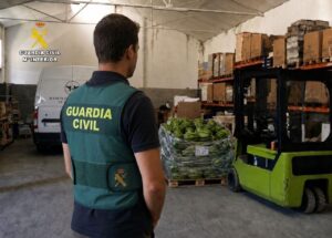 Agente de la Guardia Civil en un almacén con productos alimenticios