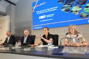 Reunión sobre la Agenda Rural en la Diputación de Palencia con varios ponentes.