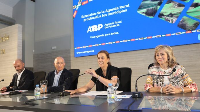 Reunión sobre la Agenda Rural en la Diputación de Palencia con varios ponentes.