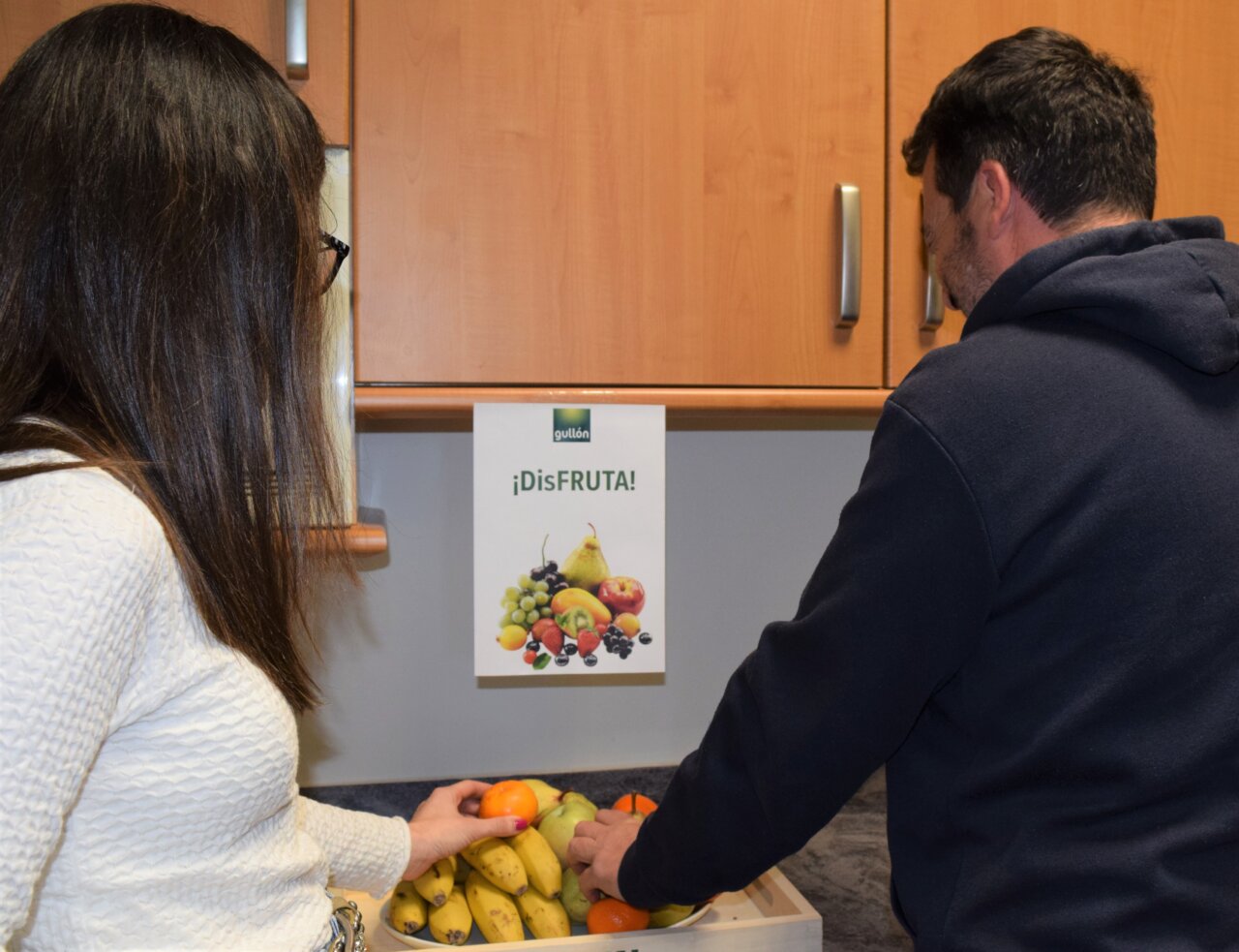Empleados seleccionando frutas en un programa de reducción de desperdicio