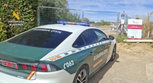 Vehículo de la Guardia Civil en el punto limpio de Frómista