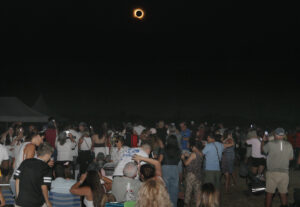 Multitud observando un eclipse solar total en Palencia