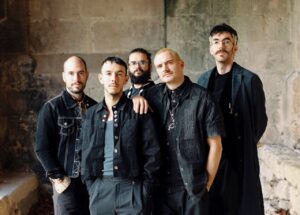El grupo El Nido posando en un lugar histórico
