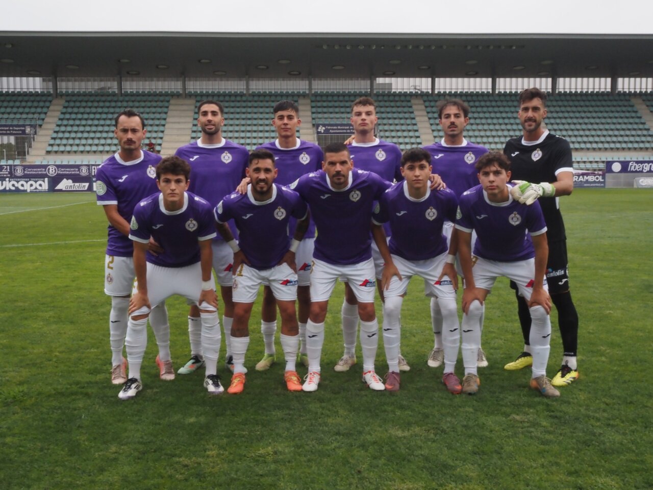 Jugadores del Palencia Cristo Atlético posando en el campo