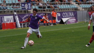 Jugador del Palencia Cristo Atlético en acción durante un partido de fútbol