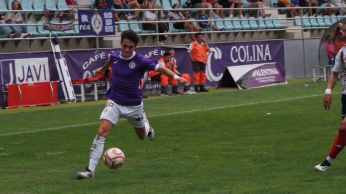 Jugador del Palencia Cristo Atlético en acción durante un partido de fútbol