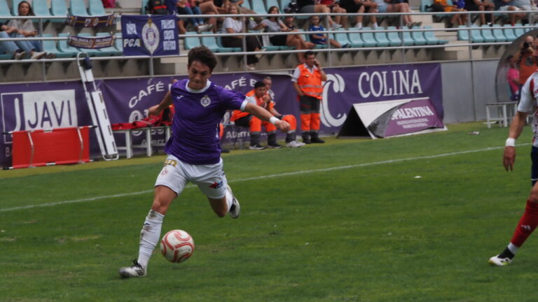 Jugador del Palencia Cristo Atlético en acción durante un partido de fútbol
