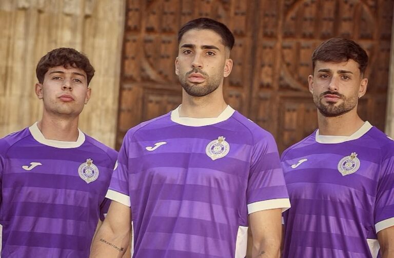 Jugadores del Palencia Cristo Atlético posando con la nueva equipación