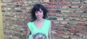 Elisa Hermano posando frente a una pared de ladrillos