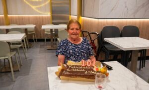 Mujer mayor celebra su cumpleaños con un pastel de 101 años