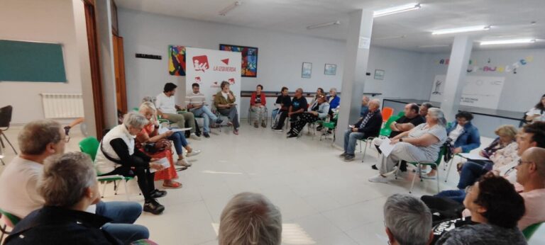 Reunión comunitaria en el Barrio del Cristo con vecinos y representantes de IU