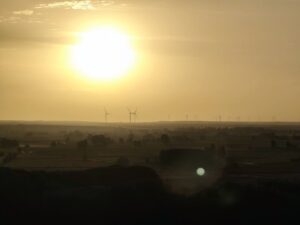 Atardecer sobre un paisaje con aerogeneradores en Palencia