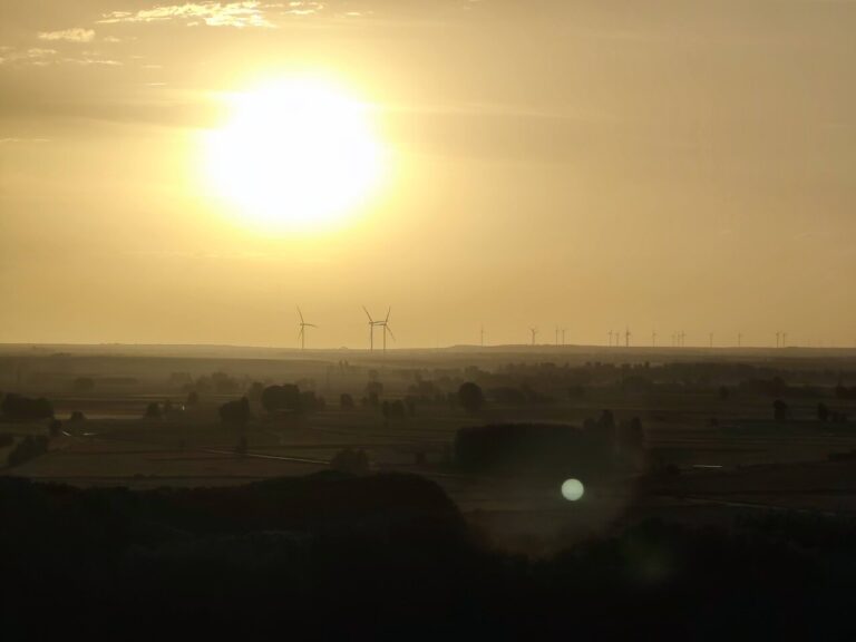 Atardecer sobre un paisaje con aerogeneradores en Palencia