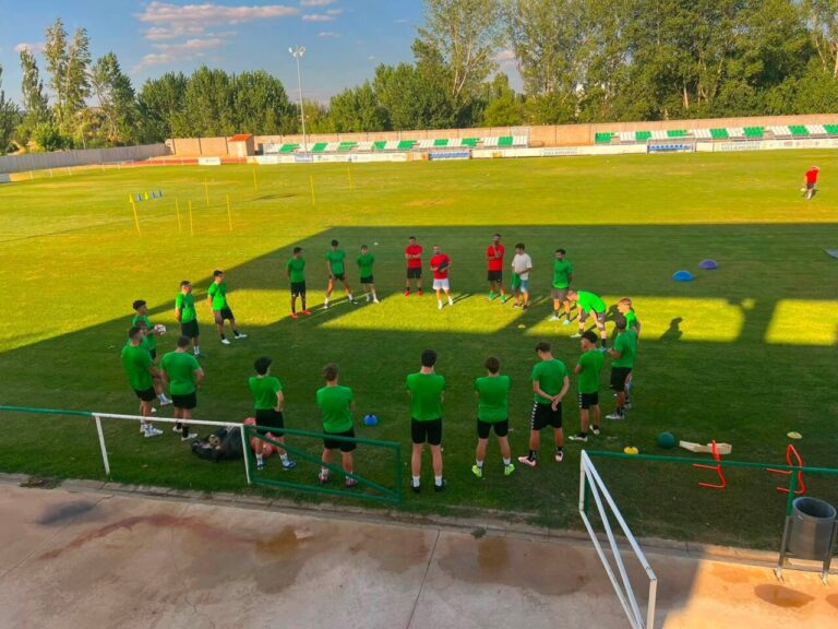 Jugadores del CD Villamuriel en entrenamiento de pretemporada en el campo