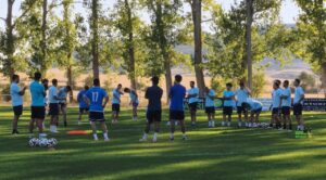 Jugadores del equipo de fútbol Astudillo en entrenamiento al aire libre