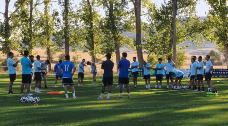 Jugadores del equipo de fútbol Astudillo en entrenamiento al aire libre