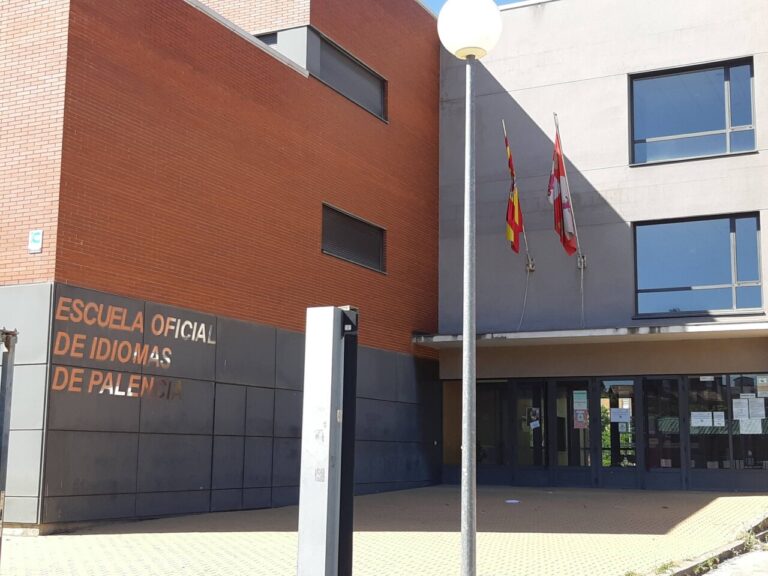 Exterior de la Escuela Oficial de Idiomas de Palencia con banderas