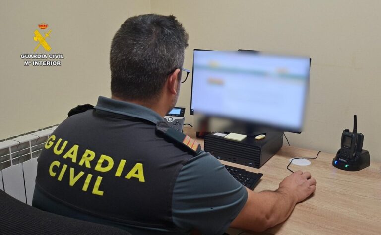 Agente de la Guardia Civil trabajando en un ordenador sobre una estafa de vehículo