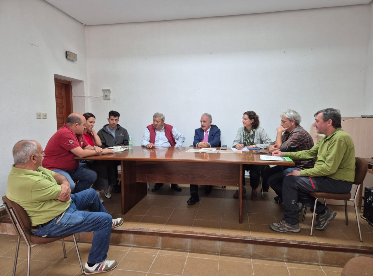 Reunión sobre nuevas infraestructuras para la observación de fauna en Castromocho.