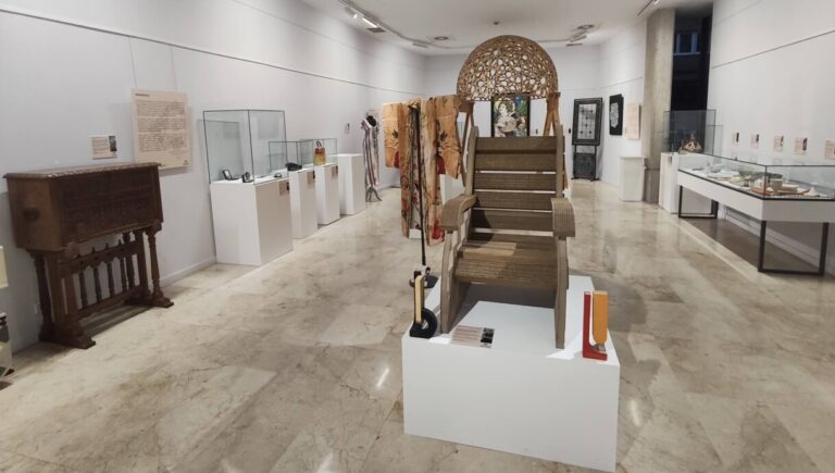 Vista de la exposición de artesanía contemporánea en la Biblioteca Pública de Palencia