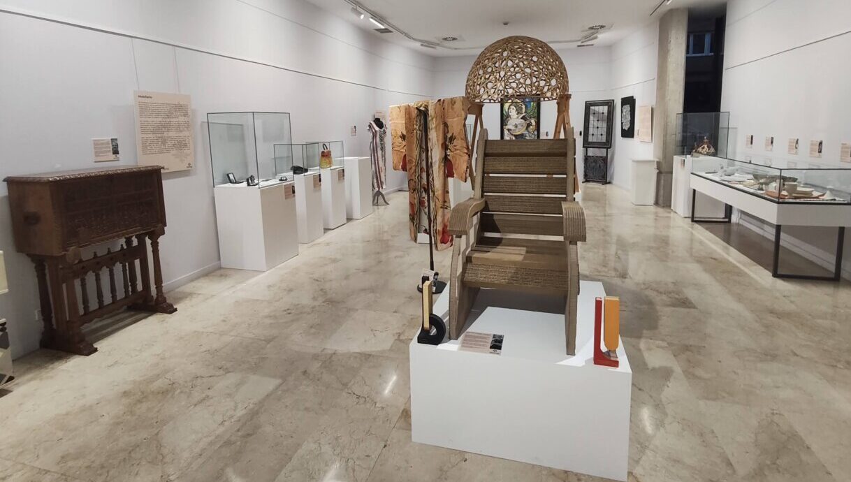 Vista de la exposición de artesanía contemporánea en la Biblioteca Pública de Palencia