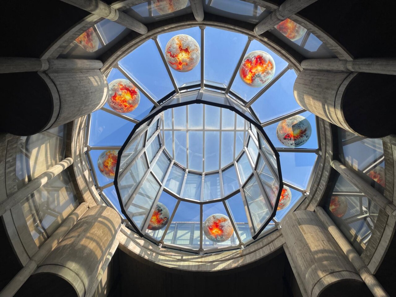 Vista del lucernario con esferas de cristal en el museo de Palencia