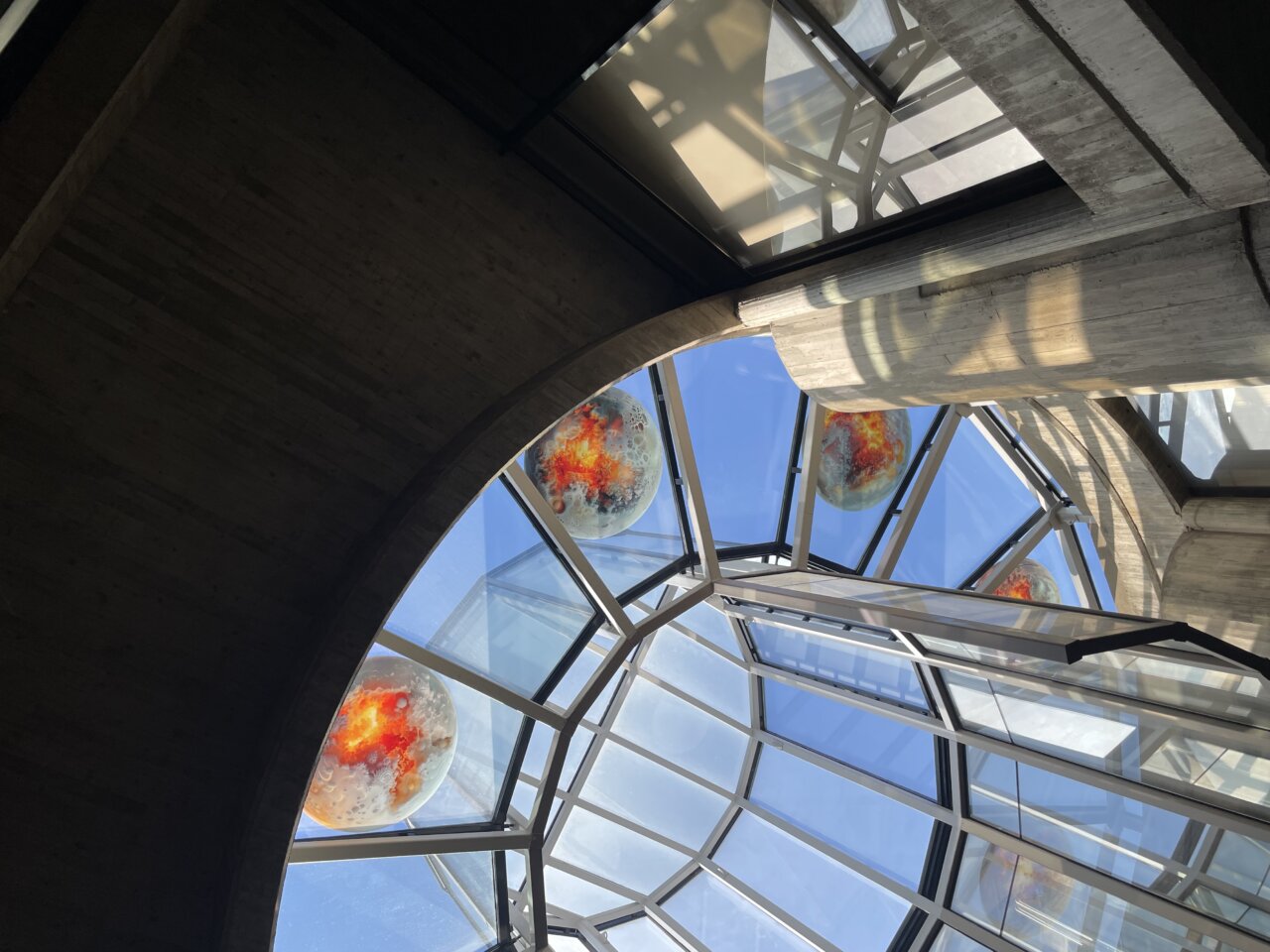 Vista del lucernario con esferas de cristal en el museo de Palencia