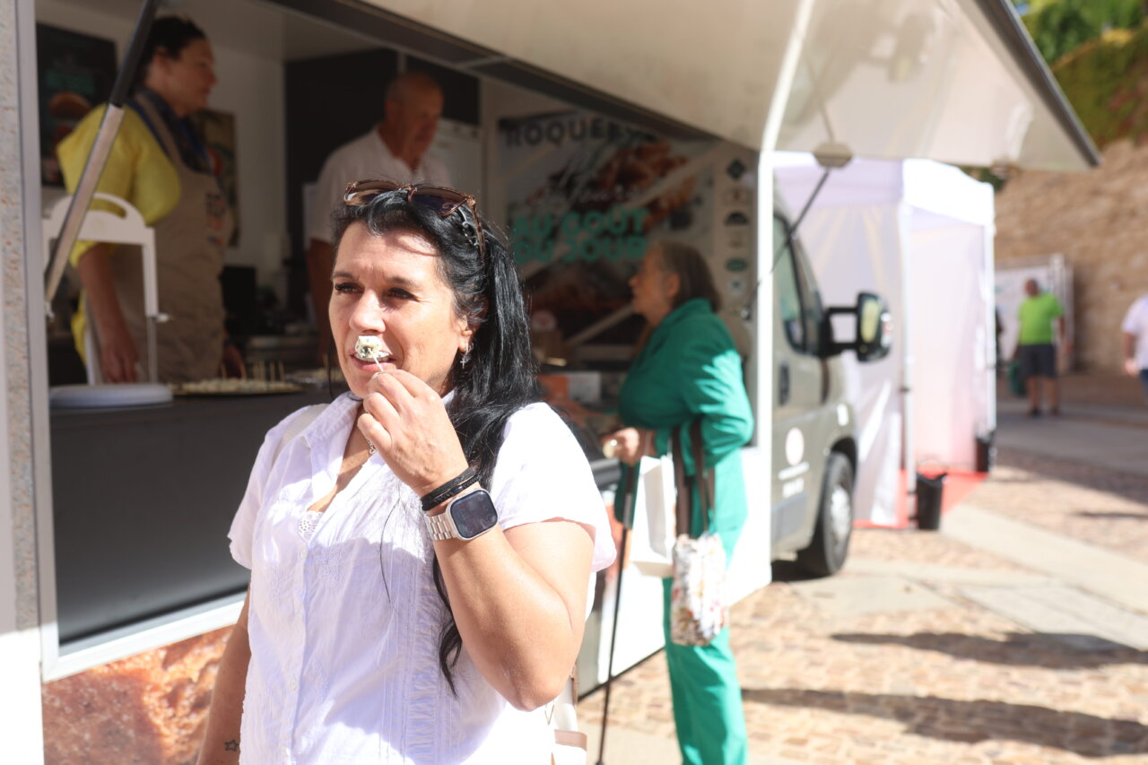 Mujer disfrutando de un queso en la Feria Fromago en Zamora