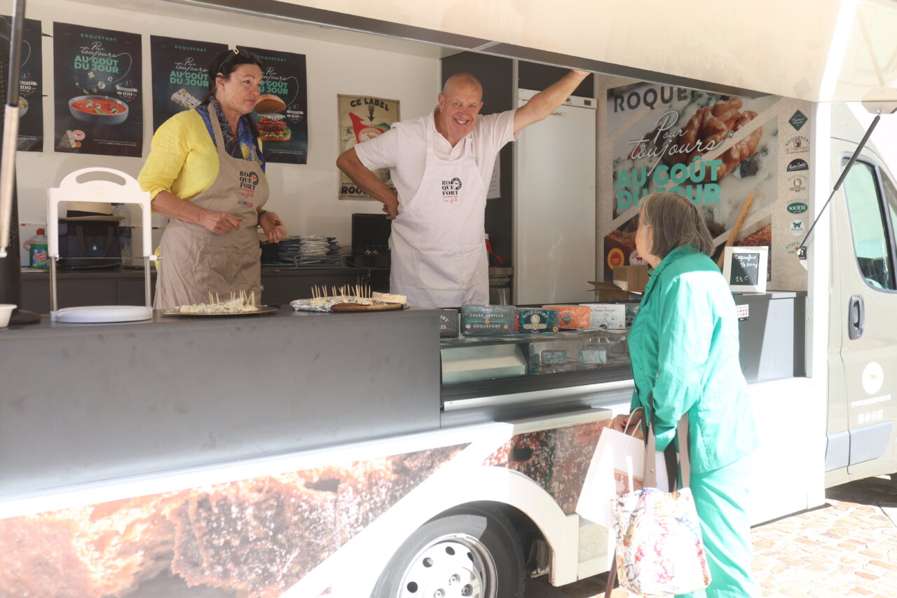 Muestra de quesos en la Feria Fromago con productores y visitantes