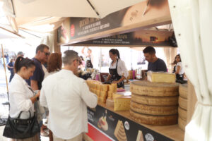 Personas disfrutando de la Feria Internacional del Queso Fromago