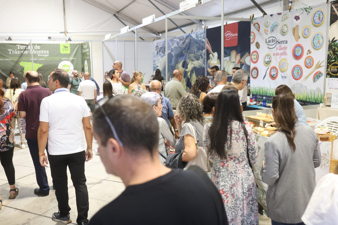 Asistentes interactuando en la Feria Internacional del Queso Fromago