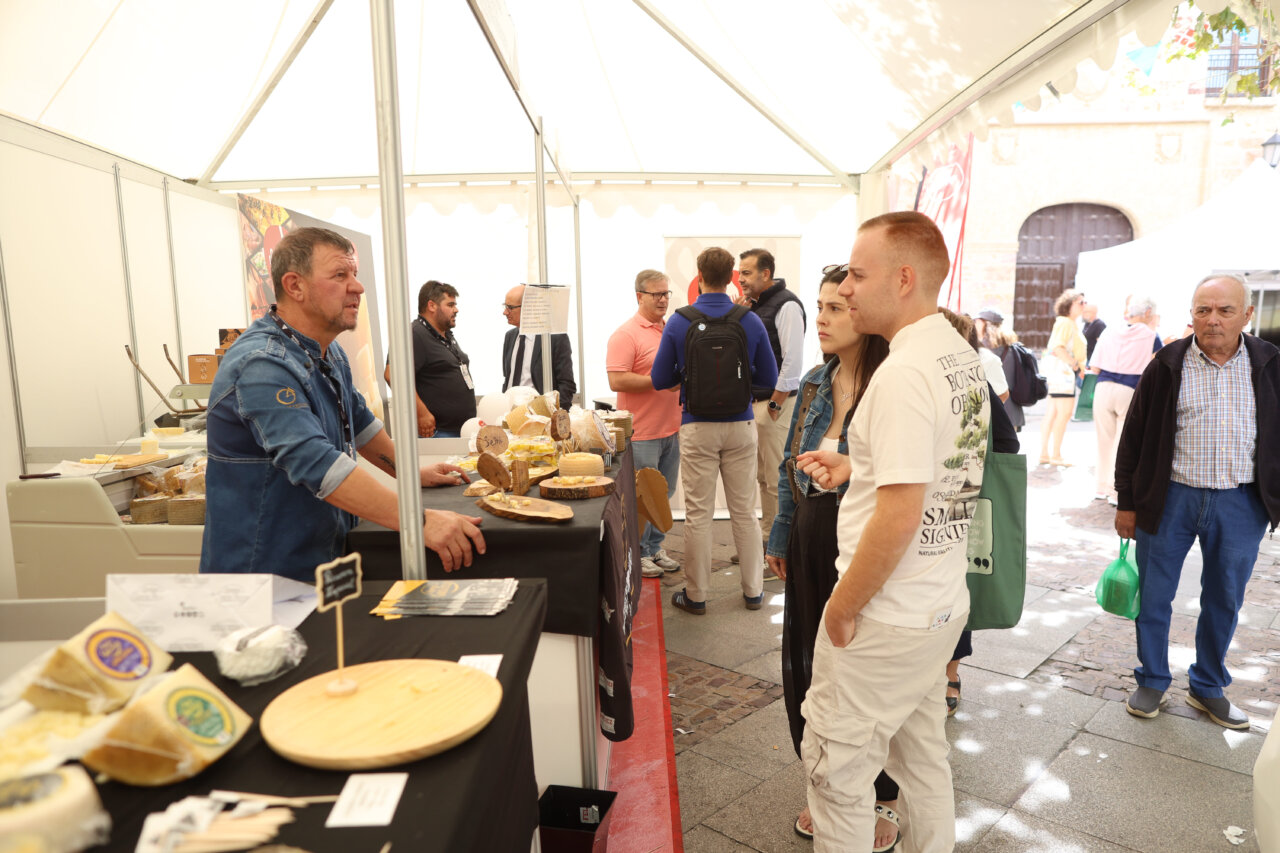 Expositores en la III Feria Internacional del Queso en Zamora