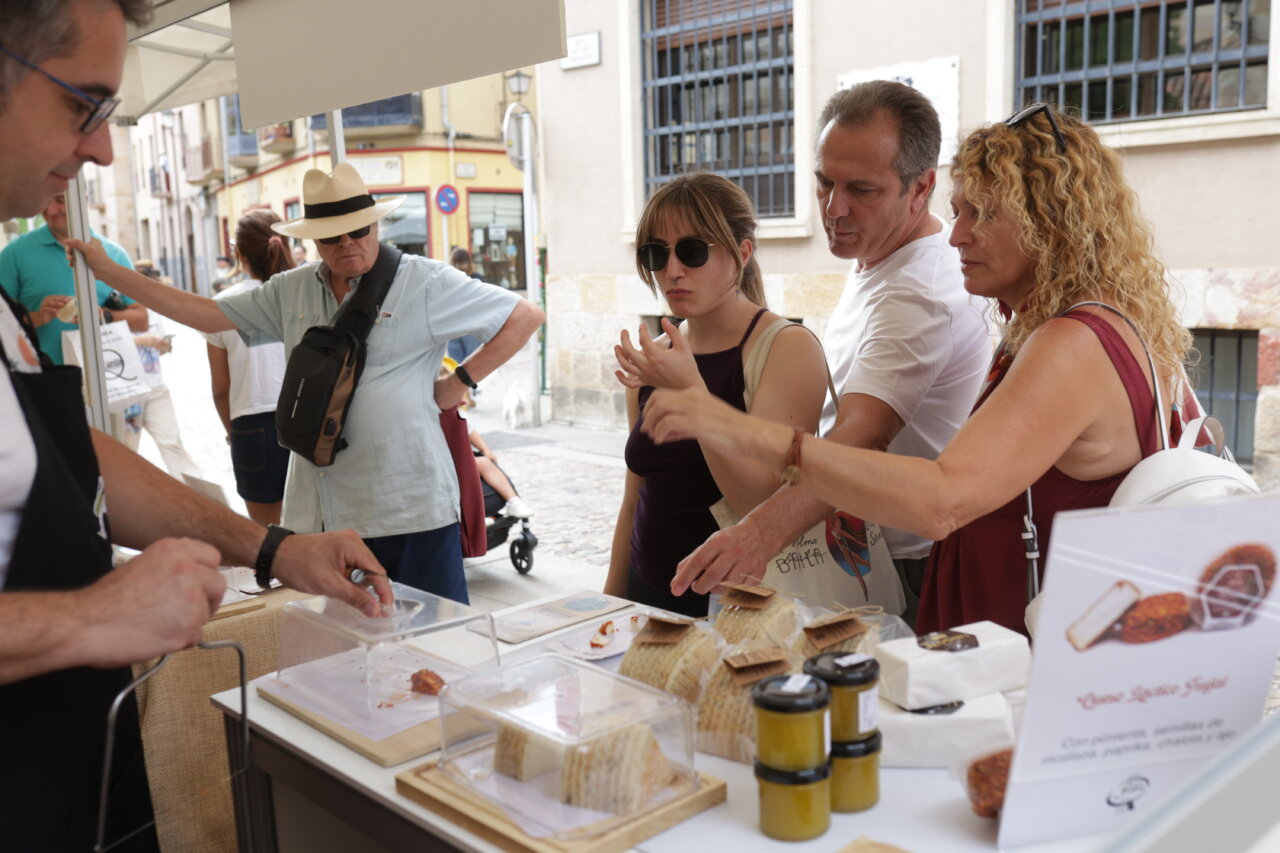 Visitantes degustando quesos en la feria Fromago en Zamora