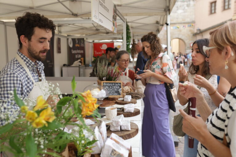 Visitantes degustando quesos en la feria de Zamora