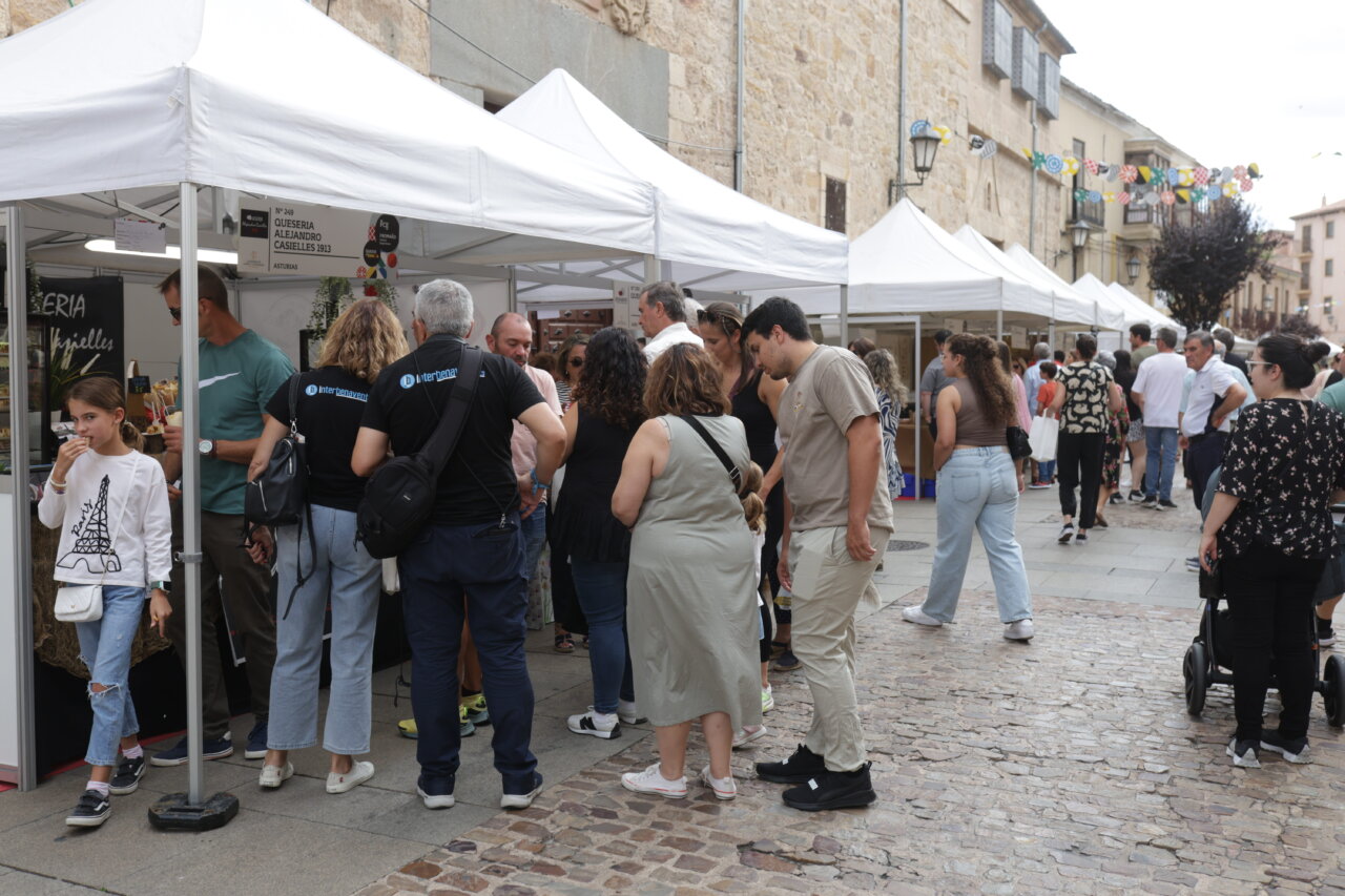 Visitantes en la feria de quesos Fromago en Zamora