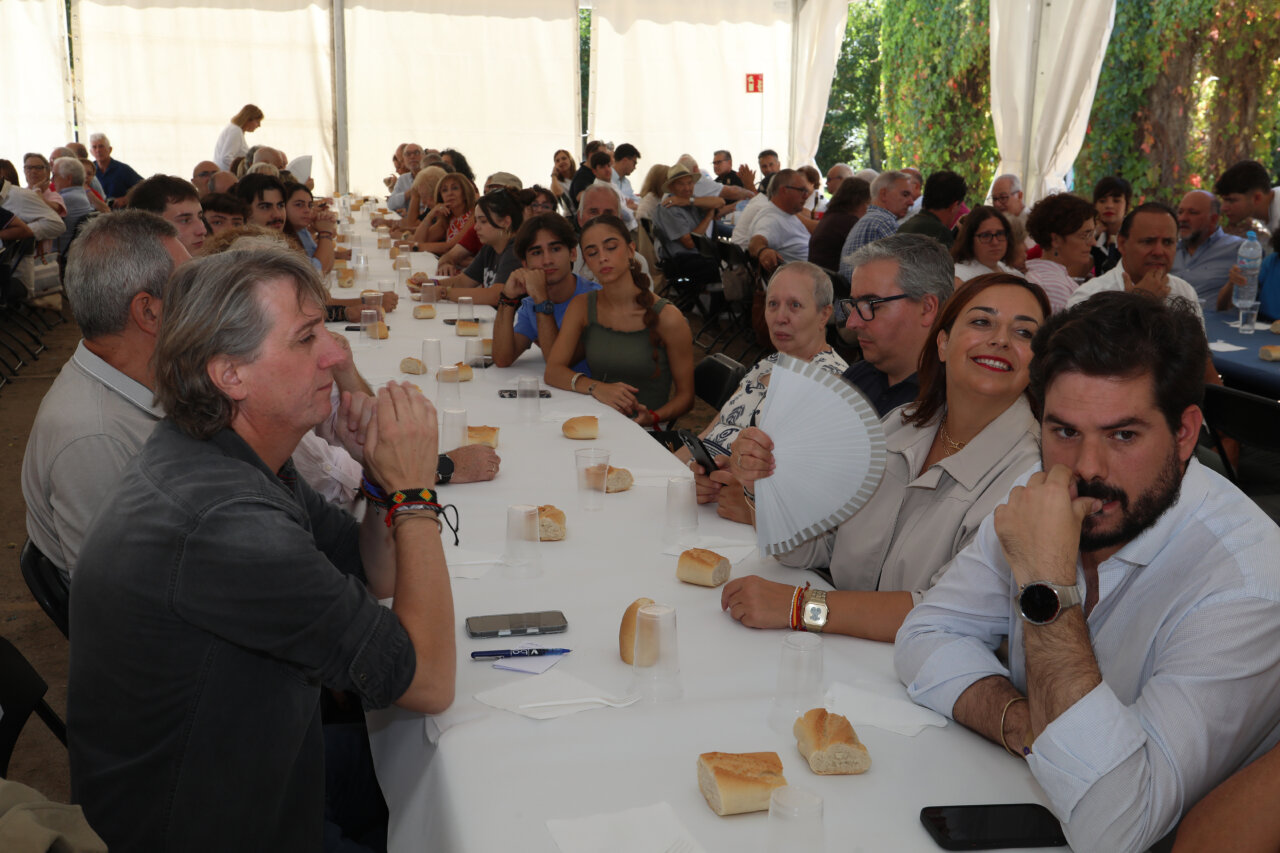 Miembros del PSOE en la Fiesta de la Rosa en Palencia, compartiendo mesa y comida.