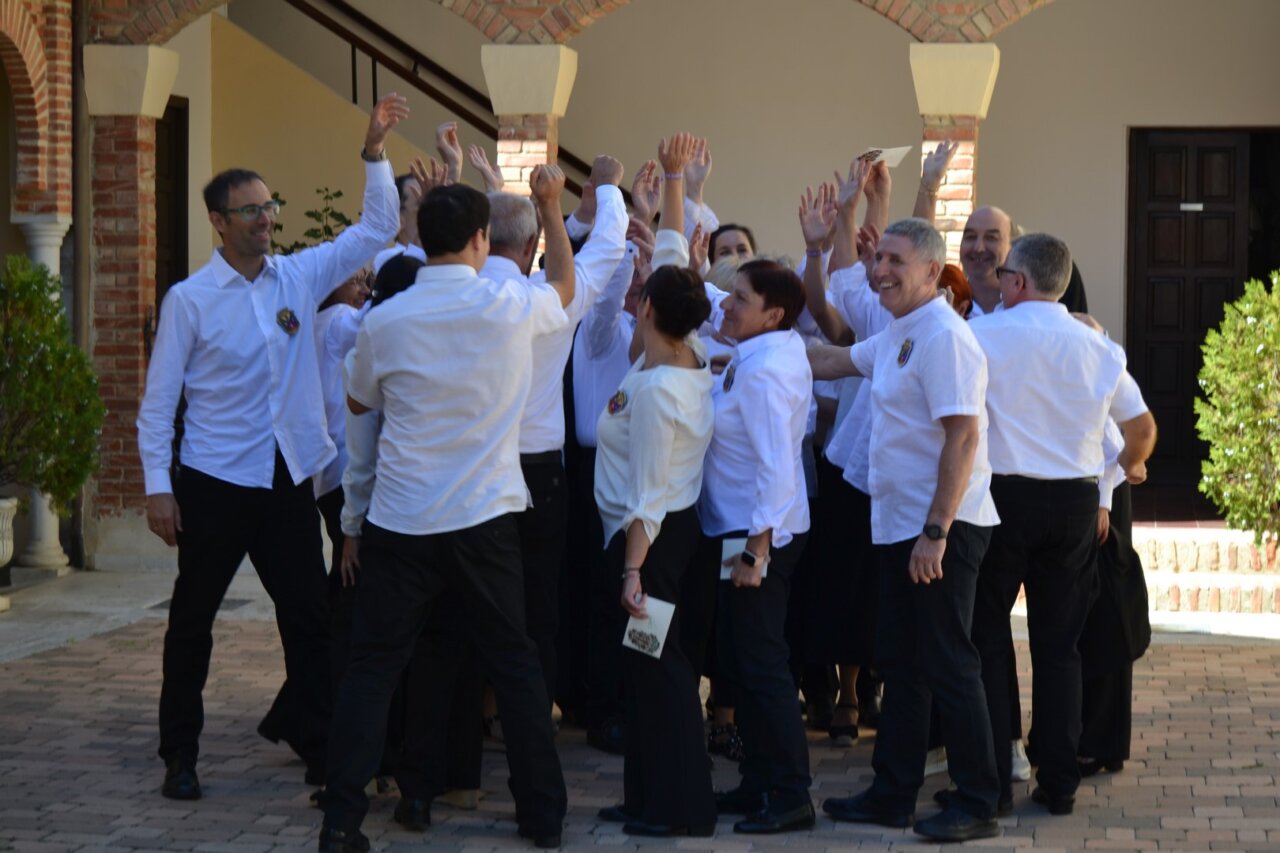 Grupo de personas celebrando en las fiestas de la Cruz de Astudillo