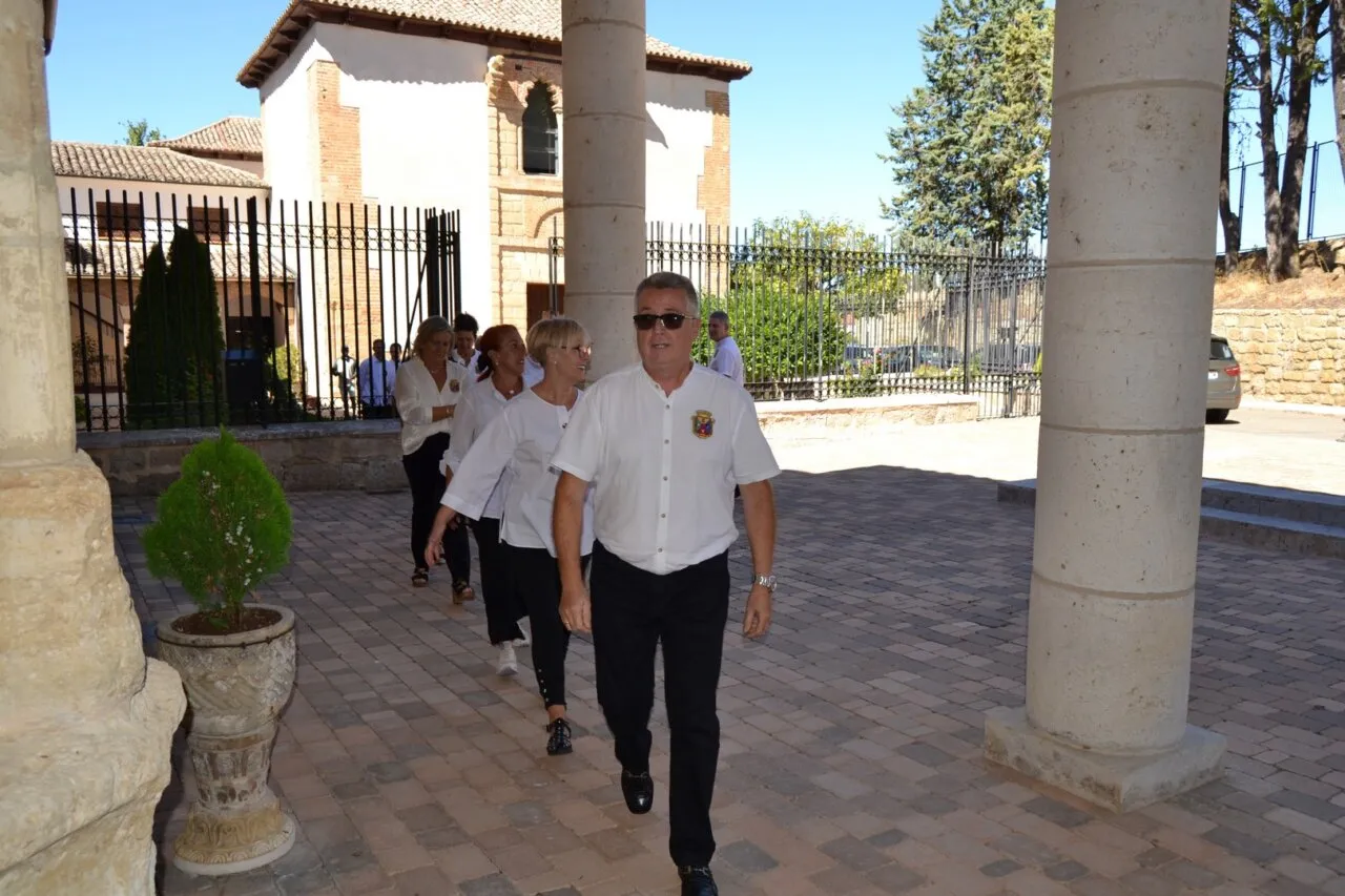 Participantes en las fiestas de la Cruz de Astudillo caminando en grupo