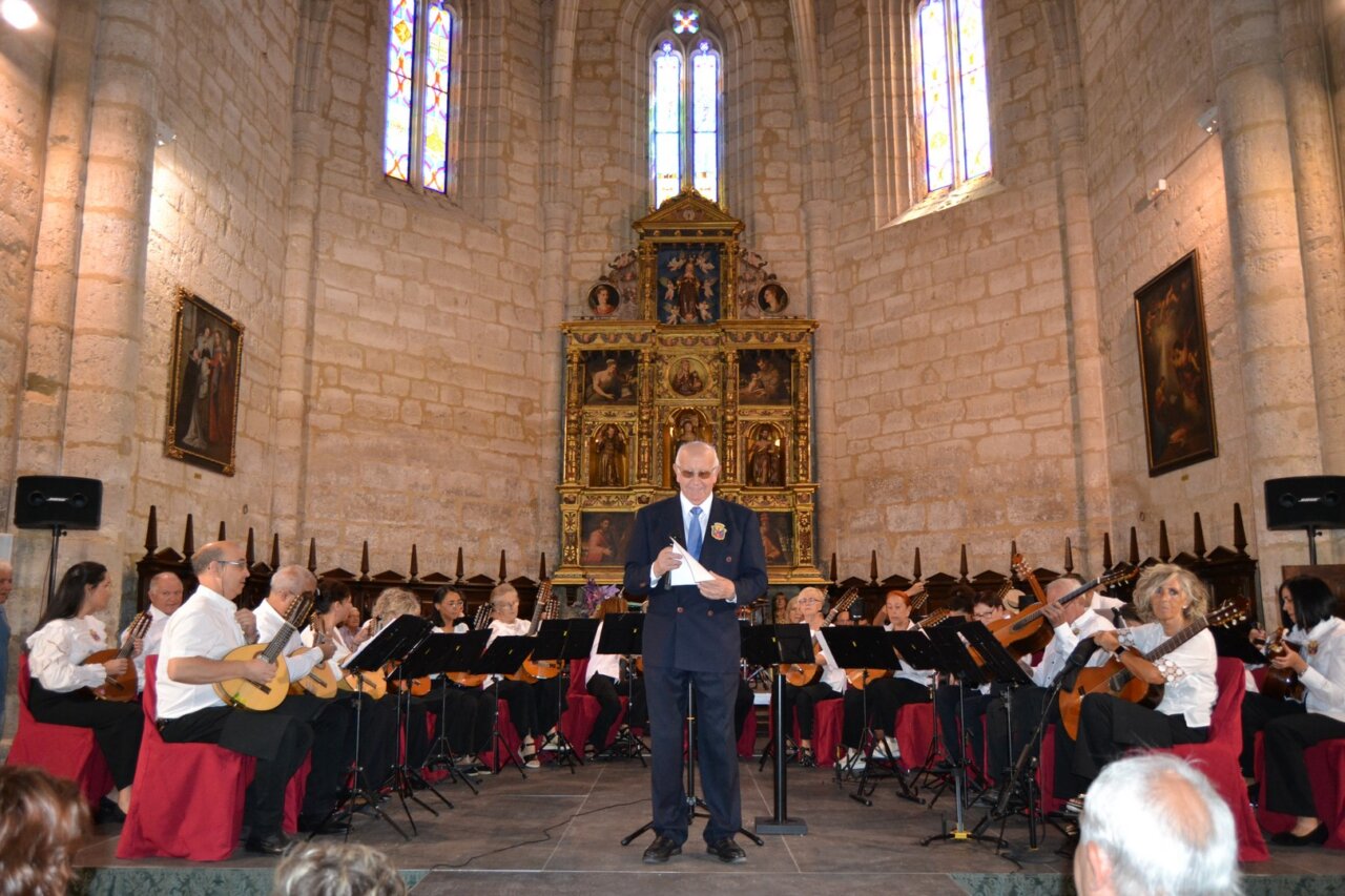 Concierto de la Orquesta de Pulso y Púa en Astudillo durante las fiestas.