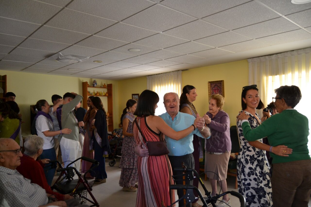 Celebración de las fiestas de la Cruz en Astudillo con residentes y jóvenes bailando.