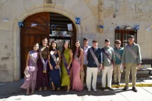 Grupo de jóvenes con sashes en las fiestas de la Santa Cruz en Astudillo