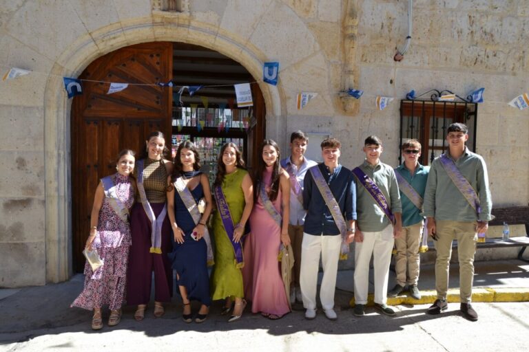 Grupo de jóvenes con sashes en las fiestas de la Santa Cruz en Astudillo