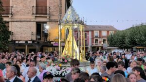 Multitudinaria procesión de las antorchas en Saldaña con la Virgen del Valle