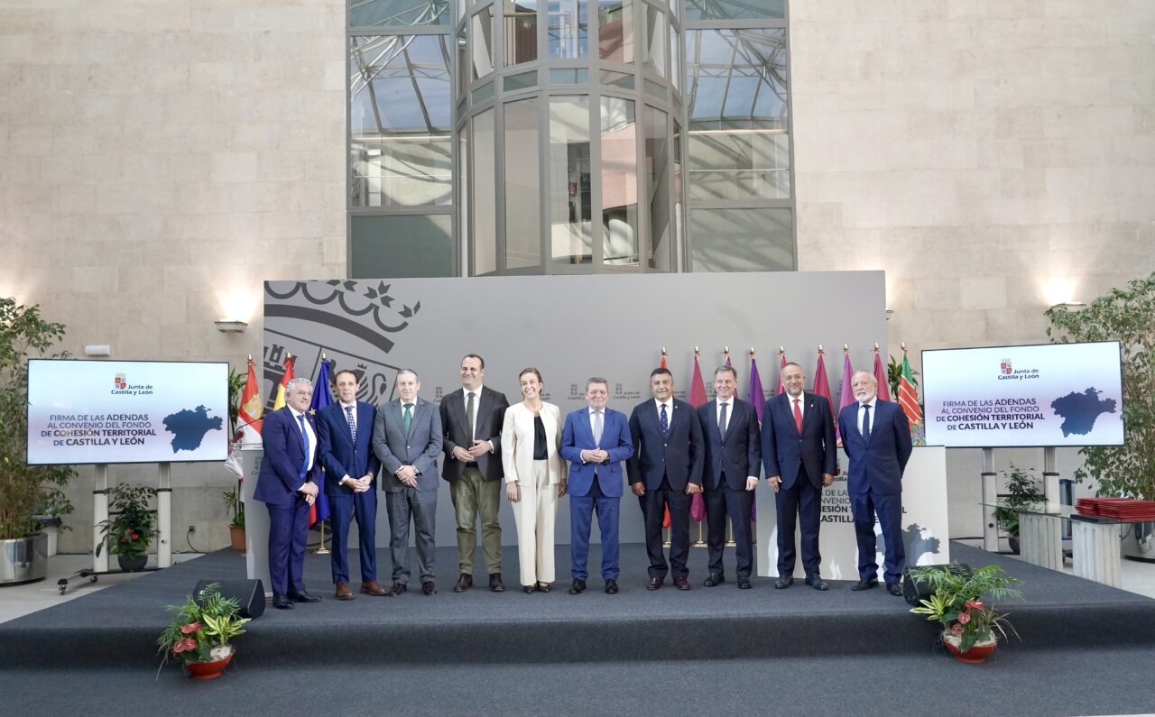 Representantes firmando acuerdo del Fondo de Cohesión Territorial en Castilla y León