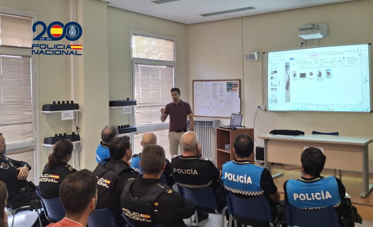 Un instructor presenta a un grupo de policías en una sala de formación