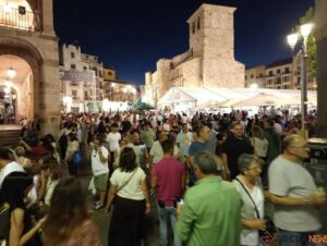 Multitud de personas en un evento en Zamora con carpas y edificios históricos