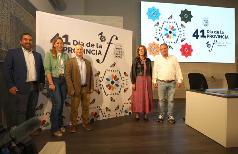 Acto inaugural del Día de la Provincia en Fuentes de Nava con autoridades locales.