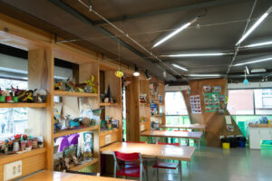 Interior del aula de Medio Ambiente de la Fundación Caja de Burgos con mesas y estanterías